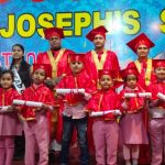 सेंट जोजेफ़ विद्यालय में बच्चों को दिये बधाई पत्र और प्रमाण पत्र