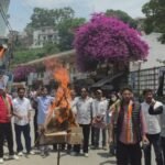 Almora News:नीट यूजी पेपर लीक: कांग्रेस कार्यकर्ताओं में आक्रोश, केंद्र सरकार का पुतला फूंका